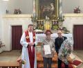 Bild: Pfarramt Kemnath/exb
Stadtpfarrer Thomas Kraus und Kirchenverwaltungsmitglied Joseph Mauerer dankten Mesnerin Barbara Dötterl für 30 Jahre Dienst in der Schönreuther Sebastianskirche.