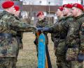 Bild: hbe
Zum Gelöbnis legen einige Soldaten stellvertretend für ihre Kameraden die Hand auf die Truppenfahne.