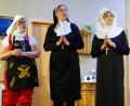 Bild: mab
Die bierbrauende Schwester Maria (links), Novizin Gloria (Mitte) und die ehemalige Großwildjägerin Schwester Scholastika bilden eine Traumkombination an Humor.