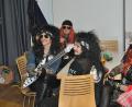 Bild: dob
Eine Rockergruppe bereicherte die Atmosphäre des Pfarrfaschings mit ihrem einzigartigen Stil. Unter der Kostümierung verbarg sich die neu gewählte Vorstandschaft des Katholischen Frauenbunds.
