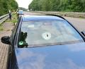 Symbolbild: Axel Vogel/dpa
Bei Hersbruck auf der B14 hat ein Stein die Windschutzscheibe eines Autos springen lassen.