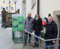 Bild: Stadt Kemnath/exb
Im Innenhof des Rathauses in Kemnath befindet sich ein neuer automatischer Defibrillator (AED). Damit können Ersthelfer auch ohne medizinische Kenntnisse Leben retten. Das Bild zeigt (von links) Bürgermeister Roman Schäffler sowie die Ersthelfer-Verwaltungsmitarbeiterin Magdalena Kirschbauer und Verwaltungsmitarbeiter sowie Kommandant der Kemnather Feuerwehr Peter Denz.