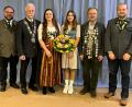 Bild: rwo
Das Bild zeigt (von links) Andreas Michl, Schützenmeister vom Gau Armesberg, Franz Brunner, Präsident des Oberpfälzer Schützenbundes, Dritte Landesschützenliesl Maria Kausler, Landesjugendkönigin Eva Merkl, Gauschützenkönig Bernd Bauer und den stellvertretenden Sportleiter Gau Armesberg, Florian Trassl.