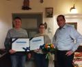 Bild: Banrucker GmbH/exb
Ehrungen gab es bei der Firma Kunststoff Banrucker Wintergartenbau. Firmenchef Stefan Banrucker (rechts) dankte Gerhard Purucker (links) und Stefanie Steiner für deren Betriebszugehörigkeit.