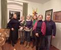 Bild: Gabi Zeitler/exb
Kerstin Aufschneider vom Diözesanverband Regensburg (von links) mit den Geehrten des KDFB Wildenau Waltraud Walter (40 Jahre), Stephanie Kink (10 Jahre) sowie der Bezirksvorsitzenden Neustadt/WN Inge Trottmann, Erster Vorsitzender Brigitte Rosenberger und Pfarrer Matthias Nowotny.