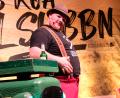 Bild: do
Der "Addnfahrer" bereichert die Comedy-Szene. Am Samstagabend ist das Publikum in der ausverkauften Stadthalle Grafenwöhr hin und weg von den volksnahen Sprüchen und Erzählungen des Künstlers.