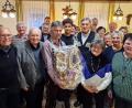 Bild: R. Kreuzer
Im Kreise seiner Chormitglieder feiert Heribert Kett aus Vohenstrauß seinen 80. Geburtstag.