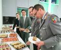 Bild: Portner
Oberst Markus Vollmann (von rechts), Oberstleutnant Ralf Georgi und Bürgermeister Rudolf Teplitzky mit Gattin Stephanie eröffnen das Buffet.