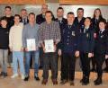 Bild: ker
Kommandant Matthias Luber, Vorsitzender Stefan Regler und Bürgermeister Peter Achatzi mit den geehrten Frauen und Männern der Feuerwehr Röckenricht.