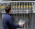 Bild: Armin Weigel/dpa
Ein Mitarbeiter der Krones AG arbeitet in der Produktion an einer Abfüllanlage.