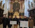 Bild: pz
Mit 20 000 Euro unterstützt der Basilika-Förderverein Waldsassen die Umrüstung der Beleuchtung im Chorraum. Im Bild die Übergabe der symbolischen Schecks mit (von links) Kirchenmusikdirektor Andreas Sagstetter, Alois Michl und Willi Prechtl (Förderverein), Stadtpfarrer Dr. Thomas Vogl, Kirchenpfleger Martin Rosner und Johann Röttges (Förderverein).