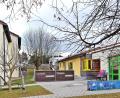Bild: ld
Zwischen Pfarrheim und Kindergarten ist ein Verbindungsbau angedacht, um das Kinderhaus um einen Teil des Pfarrheims zu erweitern. Ob es verwirklicht werden kann, ist noch fraglich. Es sind noch bürokratische Hürden zu überwinden. Im Investitionspaket für 2024 stehen dafür schon einmal 200.000 Euro.
