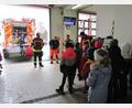 Bild: Grundschule Immenreuth/exb
Christopher Hörl (links) zeigte den Grundschulkindern auch die Ausrüstung eines der Immenreuther Feuerwehrfahrzeuge.