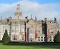 Symbolbild: Daniela David/dpa
Mit einem Symbolbild von diesem herrschaftlichen Hotel in Irland, wo vor allem Reittouristen übernachten sollen, wirbt ein Makler mit dem Inserat für ein "Schlosshotel" in Eschenbach.