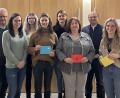 Bild: Pfarrei Immenreuth/exb
Pfarrer Markus Bruckner (Zweiter von rechts) bedankte sich mit einem kulinarischem Gutschein ebenso wie (von links) Pfarrgemeinderatssprecher Roman Melzner bei Elisabeth Schupfner, Sofia Polzin, Sarah Lautner, Katharina Hößl, Sibylle Polzin und Janine Lautner.