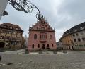 Bild: Andreas Royer
Der Luitpoldplatz mit dem Rathaus als Schaltzentrale der kommunalen Selbstverwaltung der Stadt Sulzbach-Rosenberg. Nach 60 Jahren mit SPD-Bürgermeistern müssen sich auch die Stadtratsfraktionen mit Stefan Frank als CSU-Bürgermeister auf einen neuen Sitzungsleiter und seine Vorgaben einstellen.
