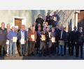 Bild: bö
Langjährige Mitgl8ider der Feuerwehr Mendorferbuch-Egelsheim werden geehrt. Dazu gratulieren Kreisbrandrat Christof Strobl (links), Vorsitzender Martin Inselsberger und Kommandant Markus Weigert (von rechts).