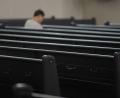 Symbolbild: Franziska Kraufmann/dpa
In den Kirchenbänken in wird es einsamer: In Weiden sind 2023 wieder hunderte Menschen aus der Kirche ausgetreten.