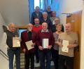 Bild: Thomas Döhler/exb
Für ihre Mitgliedschaft beim VdK-Ortsverband Pullenreuth wurden geehrt (vorne, von links) Josef Rosenberger, Helmut Seebauer, Josef Schindler, Linda-Marie Schindler und Horst Buchwald sowie (zweite Reihe, von links) Alfred Postner und Max Schön sowie (dritte Reihe, von links) Hans Englmann und Richard Michl und auch (vierte Reihe, von link) Alfons Sticht und Karl Lenhard.