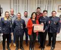 Bild: Feuerwehr Krummennaab/exb
Zweite Kommandantin Kathrin Gruber (von links), Manfred Naber (Geschäftsführer Dorfladen Krummennaab), Kommandant Patrick Schneider, Andreas Schaumberger, Claudia Grillmeier, Florian Heim, Zweite Vorsitzende Stefanie Sieder und Vorsitzender Matthias Reul bei der Spendenübergabe.
