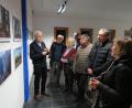 Bild: adj
Das verschwundene Dorf Paulusbrunn wieder zum Leben erwecken – das will eine Fotoausstellung im Rathaus Altenstadt/WN. Bei der Eröffnung erklärt Rainer Christoph, Leiter der Arbeitsgemeinschaft Paulusbrunn, den Besuchern viele Hintergründe.