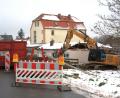 Archivbild: wro
Im Januar 2022 verschwand an der Steinwaldstraße das ehemalige Domizil der Schützengesellschaft Hackelstein. Dort soll jetzt eine begrünte Fläche entstehen, auf der Container, Ladestationen, Autos und Ruhebänke Platz finden.