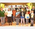 Bild: fvo
Die Würdenträger und Gewinner des Schützenvereins Bayerntreu Lennesrieth mit dem neuen Schützenkönig Johannes Beimler (Zweiter von links), der Zweitplatzierten Christina Lukas (mittlere Reihe, Dritte von rechts), Jugendschützenkönig Jakob Lukas (hinten, Mitte) und Vizejugendkönigin Anja Bocka (Fünfte von links) freuen sich über ihre Erfolge. Theresa Kleber (mittlere Reihe, Zweite von rechts) ist die neue Bayerntreu-Schützenliesl.