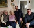 Bild: gi
Zum 95. Geburtstag von Maria Bergmann (Zweite von links) gratulieren ihre Tochter Ingrid sowie Pfarrer Udo Klösel und Bürgermeister Armin Bulenda (von rechts).