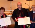 Bild: Carl B. Prämassing/exb
Bischof Rudolf Voderholzer überreicht die Verdienstmedaille an Raimund und Christine Pöllmann aus Schwandorf.