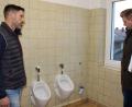 Bild: lep
Schülerinnen und Schüler verkneifen sich lieber den Gang zur Toilette. Daher besichtigt der Bauausschuss vor Beginn der Januarsitzung den Zustand der Toilettenanlagen in der Grund- und Mittelschule. Von links: Jürgen Adelhardt (Wählergemeinschaft ehemalige Gemeinde Sassenreuth) und Marco Streit (CWG).