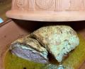 Bild: Michael Schiffer
Der Römertopf wird gewässert bevor der Braten hineinkommt. Im Sud und bei geschlossenem Deckel gart das Kasseler im Ofen.