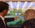 Bild: lue
Bei einem Infomarkt der Deutschen Bahn konnten Bürger ihre Fragen zur Elektrifizierung der Bahnstrecke Marktredwitz–Regensburg äußern. Auf einem Bildschirm gab es eine Visualisierung der Teilstrecke Reuth bei Erbendorf zu sehen.