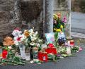 Bild: Daniel Vogl/dpa
An einer Mauer vor dem Kinder- und Jugendhilfezentrum, in dem eine Zehnjährige tot aufgefunden wurde, liegen Blumen, Kuscheltiere und Kerzen.