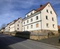 Bild: wro
Nur nach und nach werden die drei gemeindlichen Wohnanwesen an der Marienstraße auf den neuesten Stand gebracht. Begonnen wird mit dem rechten Gebäude.