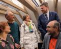 Bild: eib
Die Autoren Kristýna Pinkrová und Ladislav Ptáček (sitzend vorne) zusammen mit dem Übersetzer Bohumil Kricner (links), seiner Frau und Bürgermeister Martin Kopecký.