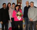 Bild: lep
Von der engagierten Kinderpflegerin Anita Leipold (vorne Mitte) nehmen Abschied (von links) Pfarrer Augustin Lobo, Lena Schreglmann (Erzieherin), Daniela Dimler (Leiterin), Alois Lehner (Kirchenverwaltung) und Otmar Buchmann (Kirchenverwaltung).