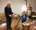 Bild: Andrea Kick/exb
Ulrike Günther (links) begleitete mit ihren Instrumenten den Abend mit Andrea Kick (rechts).