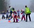 Bild: chl
Beim Schnuppertag durften die Kinder die Vielfalt des Skilanglauf erleben. Unter fachkundiger Anleitung durchfuhren sie verschiedenen Geschicklichkeitsstationen, wie hier einen "Achter".