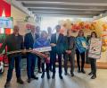 Bild: Pamina Barth/exb
Das Birgland feiert den Abschluss im Glasfaser-Ausbau. Von links Egon Deinhard (Firma Egon Kabelbau), Minister Albert Füracker, Unternehmer Hardy Barth, Bürgermeisterin Brigitte Bachmann-Mühlinghaus, Landtagsabgeordneter Harald Schwartz, Christian Brandl (Brandl-Services), Landrat Richard Reisinger und zwei Angestellte der Firma Brandl.