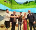 Bild: Stadt Kemnath/exb
Auf der Bühne der Bayernhalle: (von links) Felix Bauernfeind, Trainer der "Schwarzenbacher Schenkelzinterer", Landrat Roland Grillmeier, Diplombraumeister Johannes Ponnath, Moderatorin und Kemnaths Bürgermeister Roman Schäffler.