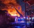 Bild: Helmut Degenhart/zema-medien/dpa
Feuerwehrleute löschen einen Brand in der Westernstadt Pullman City. In dem Freizeitpark Westernstadt Pullman City in Eging am See in Bayern ist am Sonntagmorgen ein Feuer ausgebrochen. Mehrere Gebäude in Holzbauweise wie Saloons stehen entlang der sogenannten Main Street in Vollbrand, wie die Polizei am Sonntagmorgen mitteilte.