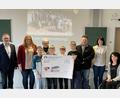 Bild: Alexandra Wittke/exb
Die Spendenübergabe mit Schulleiter Stephan Drexler (links), den Klassensprechern der fünften Klassen, Elternbeiratsvorsitzender Doris Scharnagl-Lindinger (rechts), Fachschaftsleiterin Religion Maria Kraus (Zweite von rechts), Oliver Zrenner von der Aktion Solidarität (Dritter von rechts), Lena Schedl von der Aktion Lichtblicke (Zweite von links) und Dr. Annemarie Schraml von der Aktion Feuerkinder.