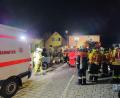 Bild: Ulrich Pidrmann
Rund 120 Einsatzkräfte der Feuerwehr bei einem Wohnhausbrand in Högling (Landkreis Schwandorf). Mit ihnen im Einsatz, rund 30 Rettungskräfte.