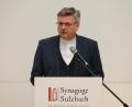 Bild: Wolfgang Steinbacher
Dekan Karlhermann Schötz als Gedenkredner zum 85. Jahrestag der Pogromnacht am 9. November in der Synagoge. Seine Ausführungen setzten seiner eigenen Grundauffassung getreu ein vielbeachtetes Zeichen für Toleranz und gegen Fremdenhass und Antisemitismus.