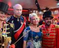 Bild: Helmut Kunz
Als streng blickender Reichskanzler Bismarck hat sich Söder (mitte) beim Franken-Fasching in Veitshöchheim am Freitagabend präsentiert. Seine Frau (zweite von rechts) kam als eine Dame aus der Zeit Bismarcks.