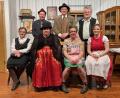 Bild: sis
Die Darsteller der Theatergruppe Birgland freuen sich schon auf die Vorstellungen im März (sitzend, von links) Radieserl-Resi, Schranken-Susi, Brunhilde Bremsbichler und Ursl Summwiesler; (stehend, von links): Standl-Hans, Weichen-Wast´l und Ciacomo.
