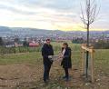 Bild: Portner
Ein herrlicher Blick über Oberviechtach im Sonnenuntergang: Bürgermeister Rudolf Teplitzky und Touristinfo-Leiterin Sigrid Breitschafter informieren am Galgenberg über die Idee einer Panorama-Sitzbank am Aussichtsplateau beim neuen Wasserwerk.