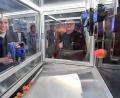 Bild: Petra Hartl
Das Luftmuseum hat eine neue Attraktion: Siemens Amberg übergab jetzt einen ganz besonderen Schießautomaten, den Auszubildende und duale Studenten gebaut haben. Im (Spiegel)Bild von links: Student Nicodem Zymla, Ausbildungsleiter Martin Körbler, Personalleiterin Ramona Grosser und Siemens-Standortleiter Hans-Peter Scharl sowie Wilhelm Koch, der Direktor des Luftmuseums.