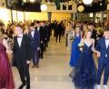 Bild: do
35 Tanzpaare aus den 10. Klassen des Gymnasiums Eschenbach verzauberten am Freitagabend beim Tanzkurs-Abschlussball Eltern und Publikum. Mit einer Fächer-Polonaise eröffneten die jungen Damen und Herren festlich gewandet die rauschende Ballnacht unter dem Motto "Planeten"