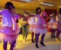 Bild: dob
Für atemberaubende Momente sorgt der Linder Faschingsverein (LFV), als die Männer als tanzende Flamingos in weißen Tutu-Röckchen und glänzenden Stretchhosen die Bühne erobern.